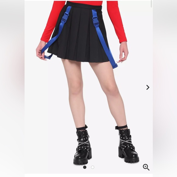 Hot Topic NWT Black & Blue Buckle Strap Pleated Skirt Plus Size 3 3X - Picture 1 of 7